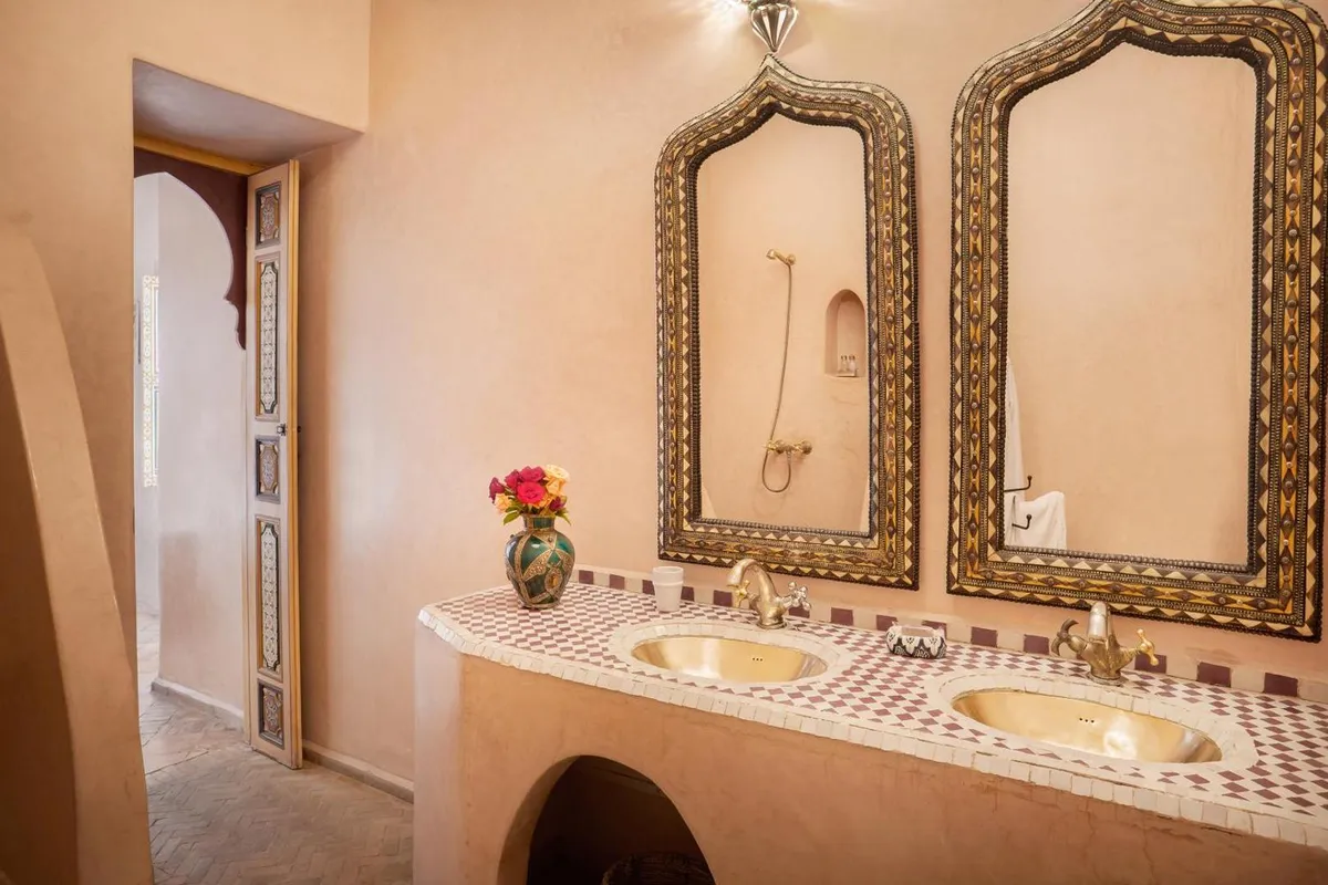 A tadelakt bathroom with blue-and-white tile details